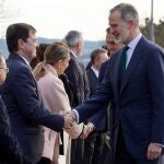 El Rey estrecha la mano a Alfonso Fernández Mañueco antes de comenzar la XXVII Conferencia de Presidentes