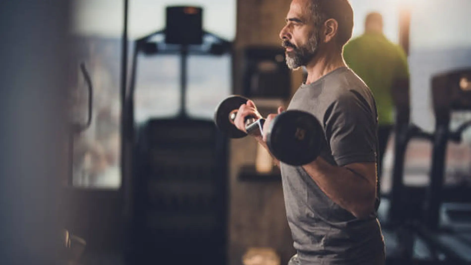 Una herramienta clave para aumentar la masa muscular es el entrenamiento con pesas