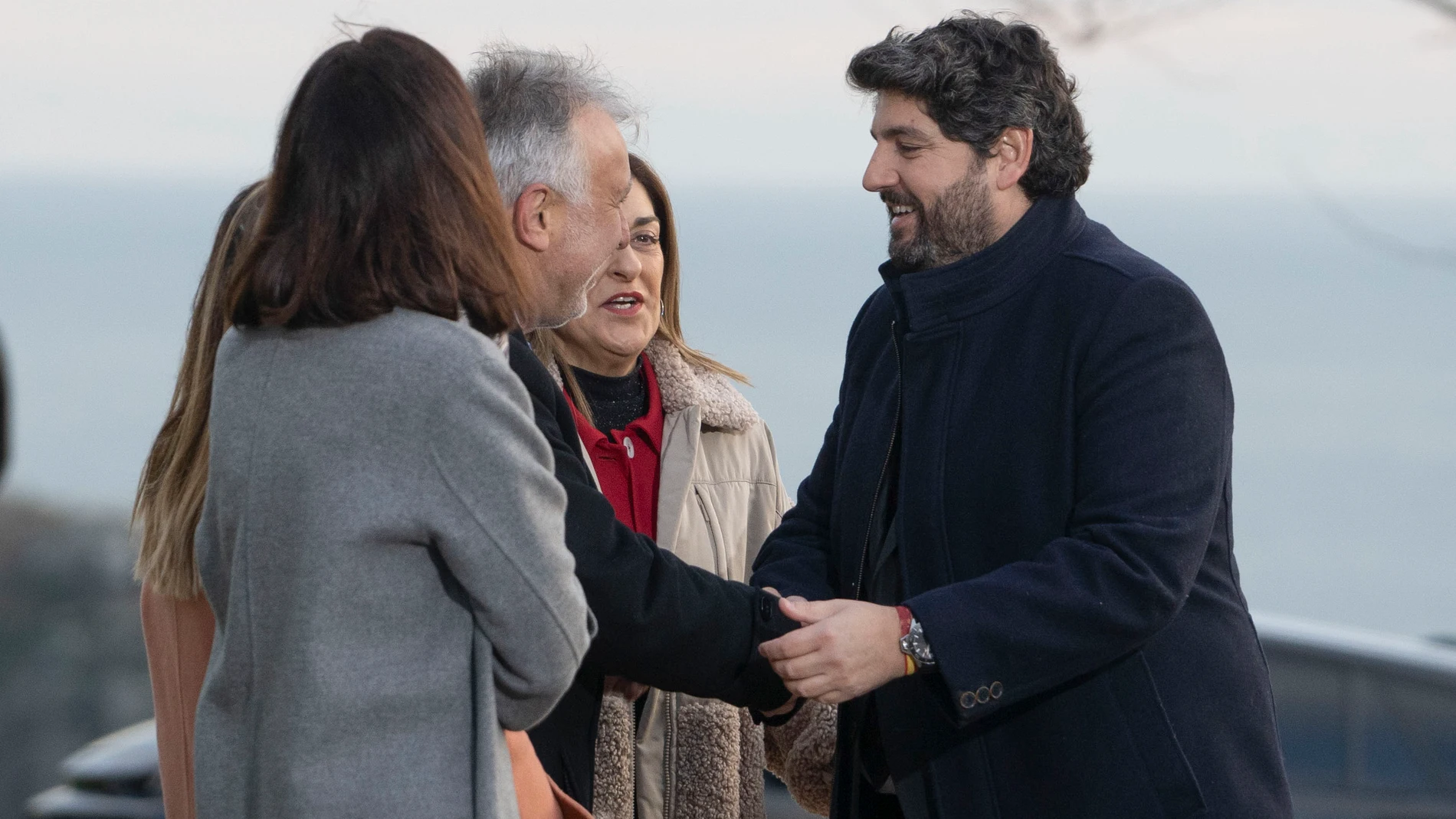 SANTANDER, 13/12/2024.- La presidenta de Cantabria, María José Sáenz de Buruaga (2d) y el ministro de Política Territorial, Ángel Víctor Torres (2i), dan la bienvenida al presidente de Murcia, Fernando López Miras (d), a su llegada al Palacio de la Magdalena de Santander para la XXVII Conferencia de Presidentes que se celebra este viernes. EFE/ ROMÁN G. AGUILERA