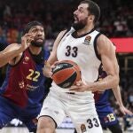 Nikola Mirotic, defendido por Parker en el Palau