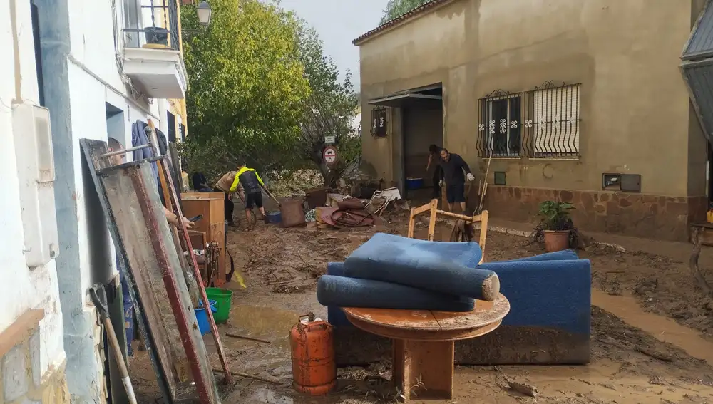 Vecinos de Calles limpian el pueblo tras la riada