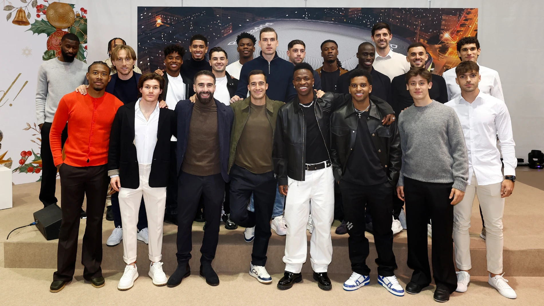 Los jugadores del Real Madrid posan tras la comida de Navidad