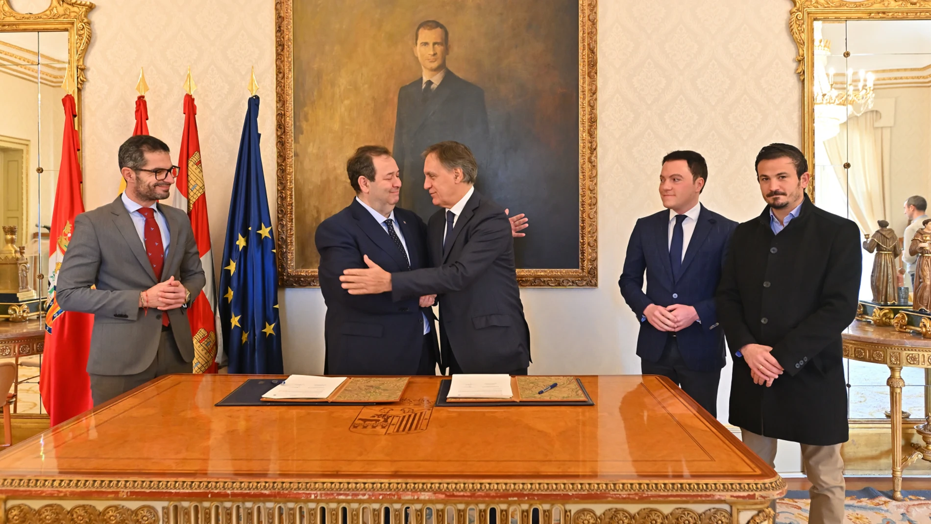 El alcalde de Salamanca, Carlos García Carbayo, suscribe el acuerdo con el presidente de la Cámara de Comercio, Benjamín Crespo