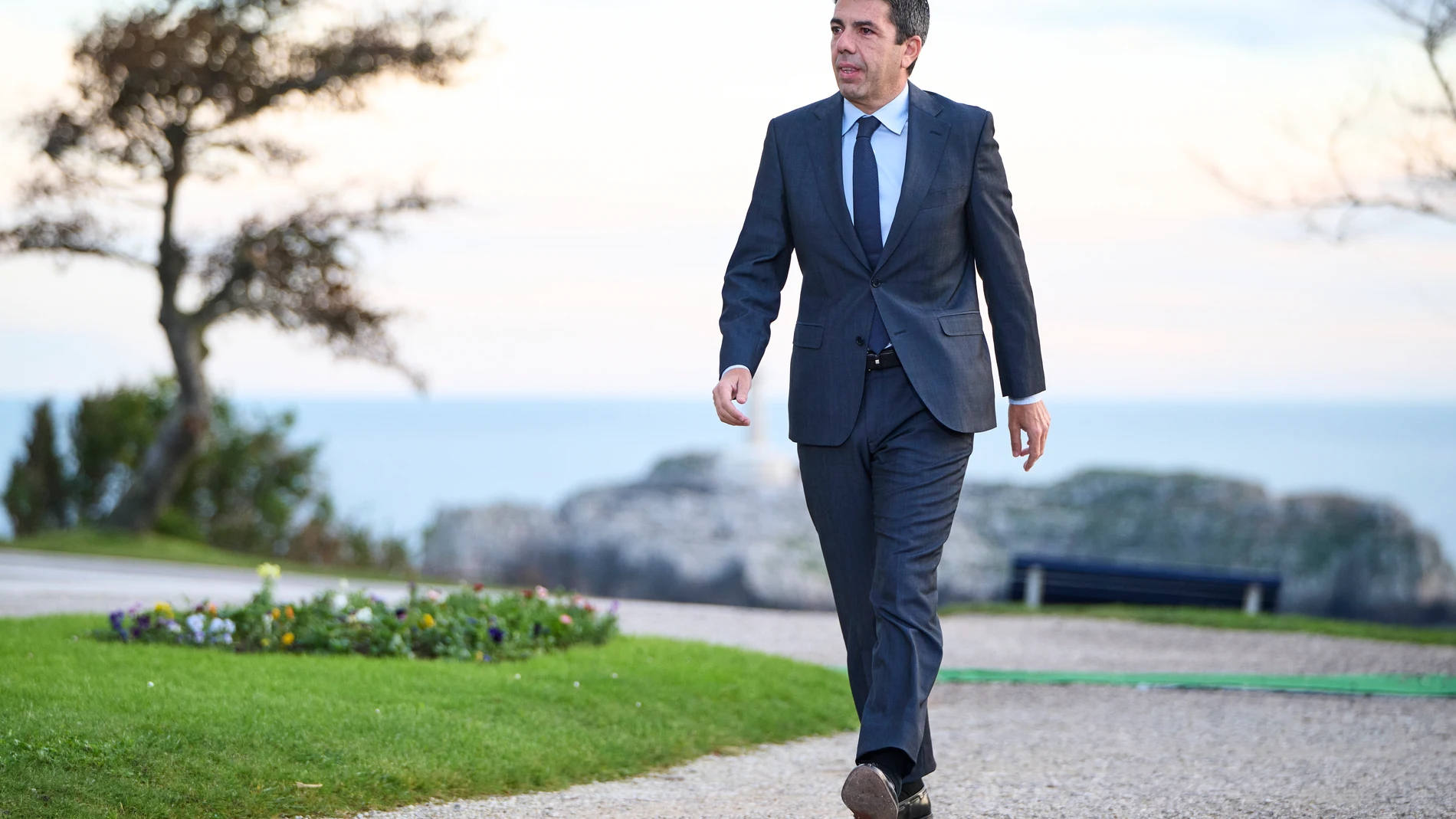 El presidente de la Generalitat Valenciana, Carlos Mazón, a su llegada a la XXVII Conferencia de Presidentes, en el Palacio de la Magdalena, a 13 de diciembre de 2024, en Santander, Cantabria (España). La conferencia se celebra tras más de dos años sin convocarse, en una cita en la que el foco está puesto en la financiación autonómica en Cataluña, aunque el orden del día también incluye vivienda, migración y sanidad. 13 DICIEMBRE 2024;CONFERENCIA;PRESIDENTES;CCAA;COMUNIDADES AUTÓNOMAS C. Or...