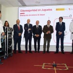 El ministro de Transformación Digital y Función Pública, Óscar López, y el secretario de Estado de Telecomunicaciones, Infraestructuras Digitales y Seguridad Digital, Antonio Hernando, con el delegado del Gobierno, Nicanor Sen, el alcalde José Antonio Díez y el presidente de la Diputación, Gerardo Álvarez