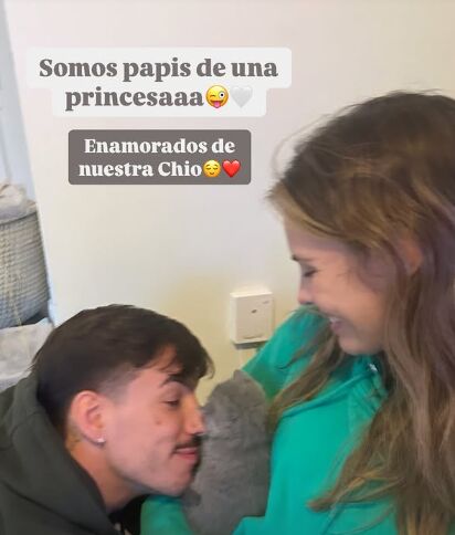 Jessica Bueno y Luitingo, con el nuevo miembro de la familia