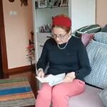 Pilar observando la carta que recibió