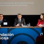 El presidente de la Fundación Unicaja, José M. Domínguez; el director general, Sergio Corral, y la directora de División de Actividades, Comunicación e Imagen, Cristina Rico, durante el anuncio de las convocatorias extraordinarias