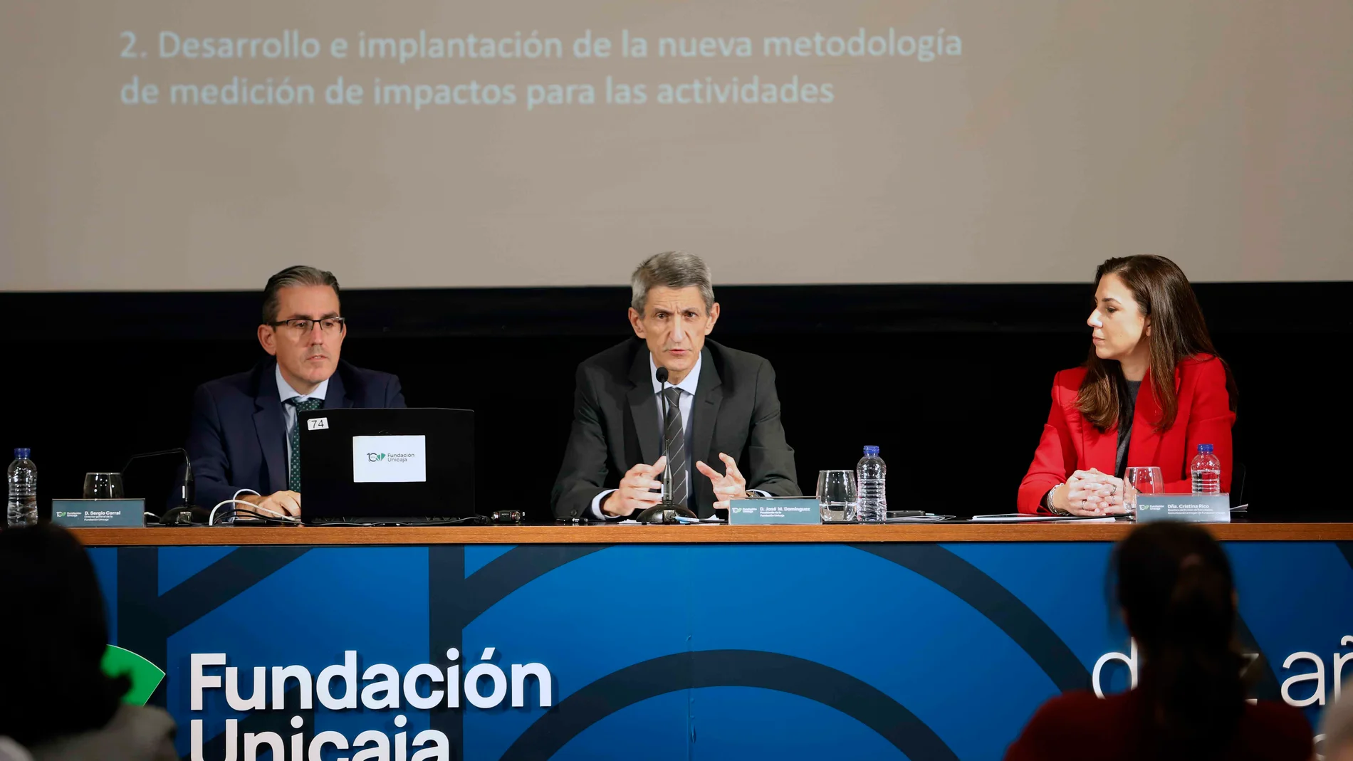 El presidente de la Fundación Unicaja, José M. Domínguez; el director general, Sergio Corral, y la directora de División de Actividades, Comunicación e Imagen, Cristina Rico, durante el anuncio de las convocatorias extraordinarias