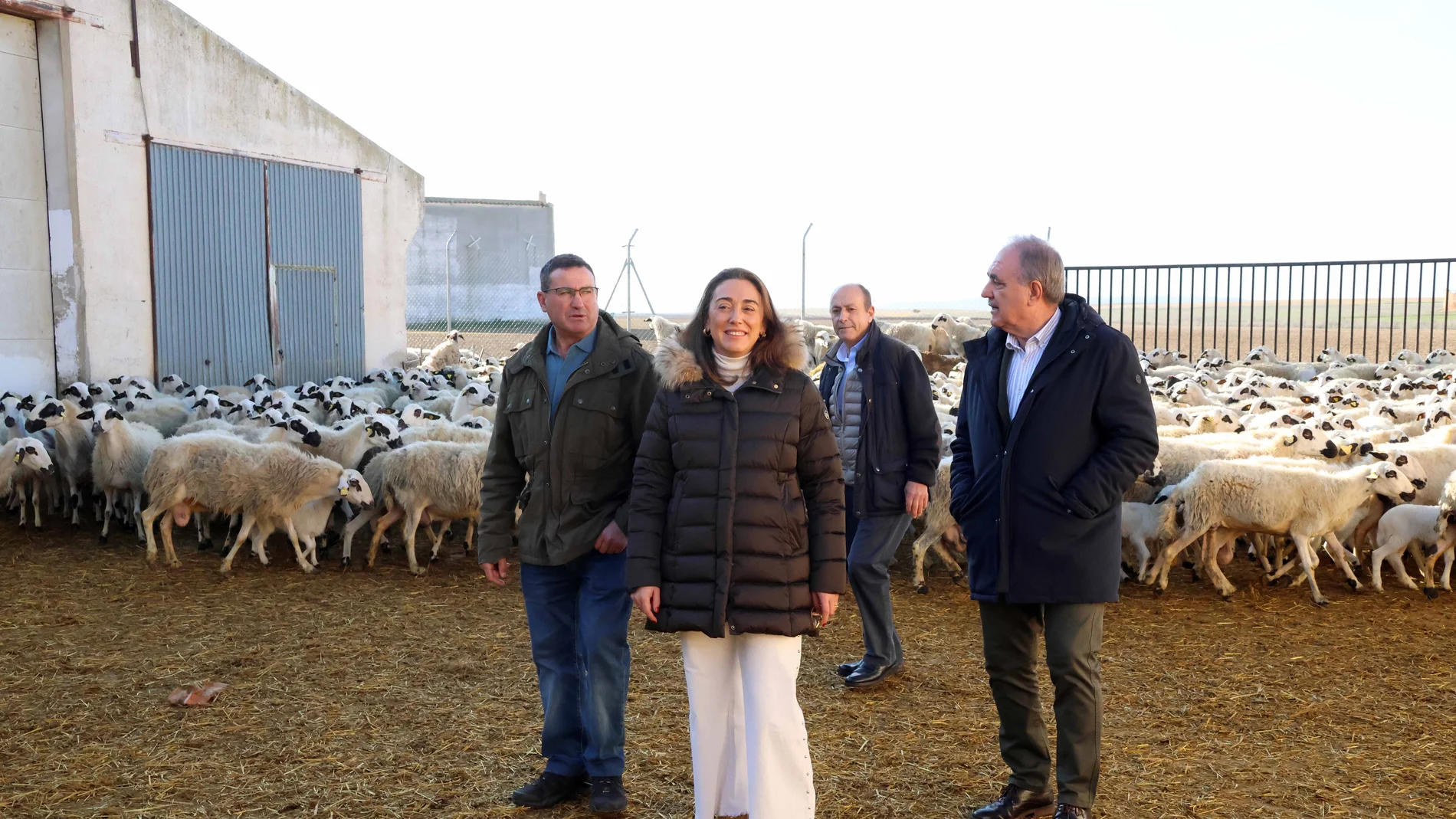 La consejera María González Corral visita una explotación ganadera en la provincia de Palencia