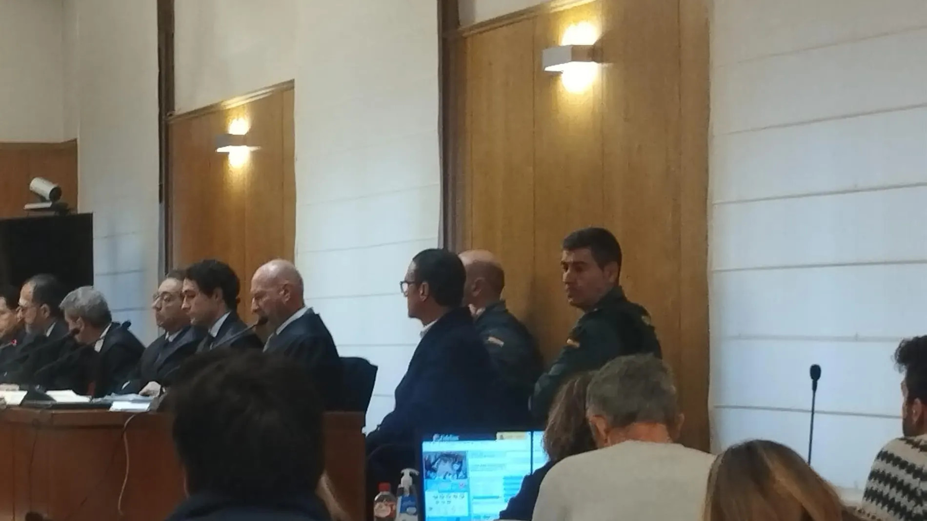 Familiares de Paloma y su hija India intentan linchar en Valladolid al autor del doble crimen en pleno juicio