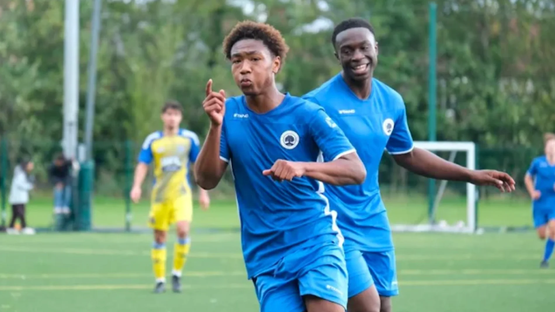 Kaylen Dennis durante un partido con el Walthamstow Football Club