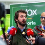 El portavoz del Grupo Parlamentario de Vox, Juan García-Gallardo, atiende a la prensa en Soria
