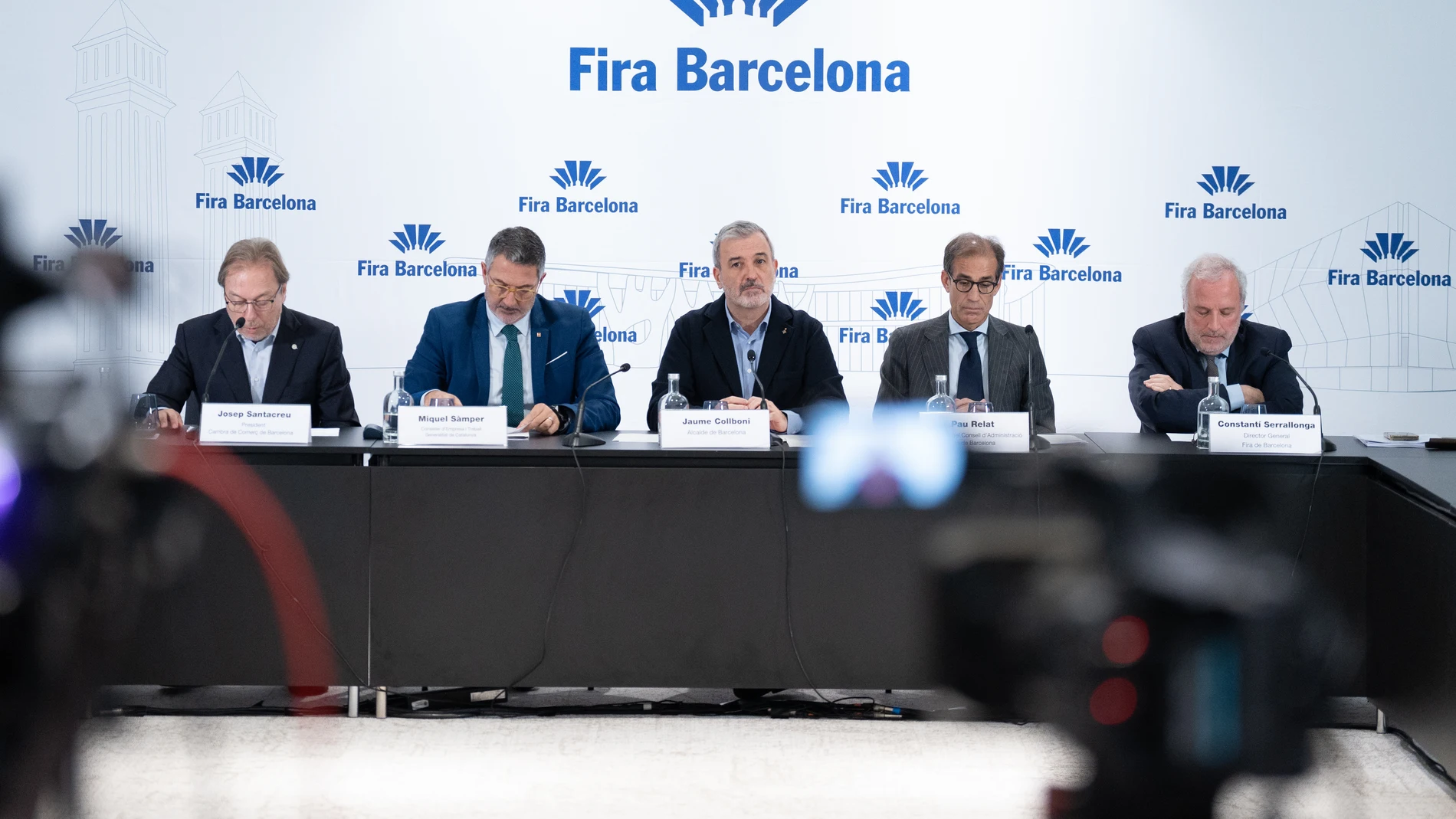 (I-D) El presidente de la Cámara de Comercio de Barcelona, Josep Santacreu, el consejero de Empresa y Trabajo, Miquel Sàmper, el alcalde de Barcelona, Jaume Collboni, el presidente de Fira, Pau Relat y el director general de Fira, Constantí Serrallonga, durante la rueda de prensa tras la presentación del balance de actividad de Fira 2024, a 13 de diciembre de 2024, en Madrid (España). La Fira de Barcelona cierra un ejercicio histórico. La institución presidida por Pau Relat culmina 2024 con ...