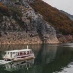 Barco turístico surcando las aguas del embalse de Riaño