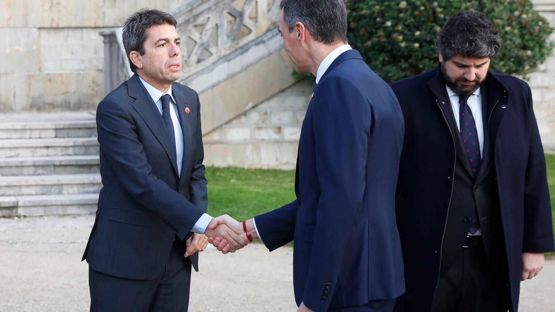 SANTANDER, 13/12/2024.- El presidente del Gobierno, Pedro Sánchez (c), saluda al presidente de la Generalitat Valenciana, Carlos Mazón (i), en presencia del presidente de Murcia, Fernando López Miras (d), a su llegada al Palacio de la Magdalena de Santander para la XXVII Conferencia de Presidentes que se celebra este viernes. EFE/Javier Etxezarreta