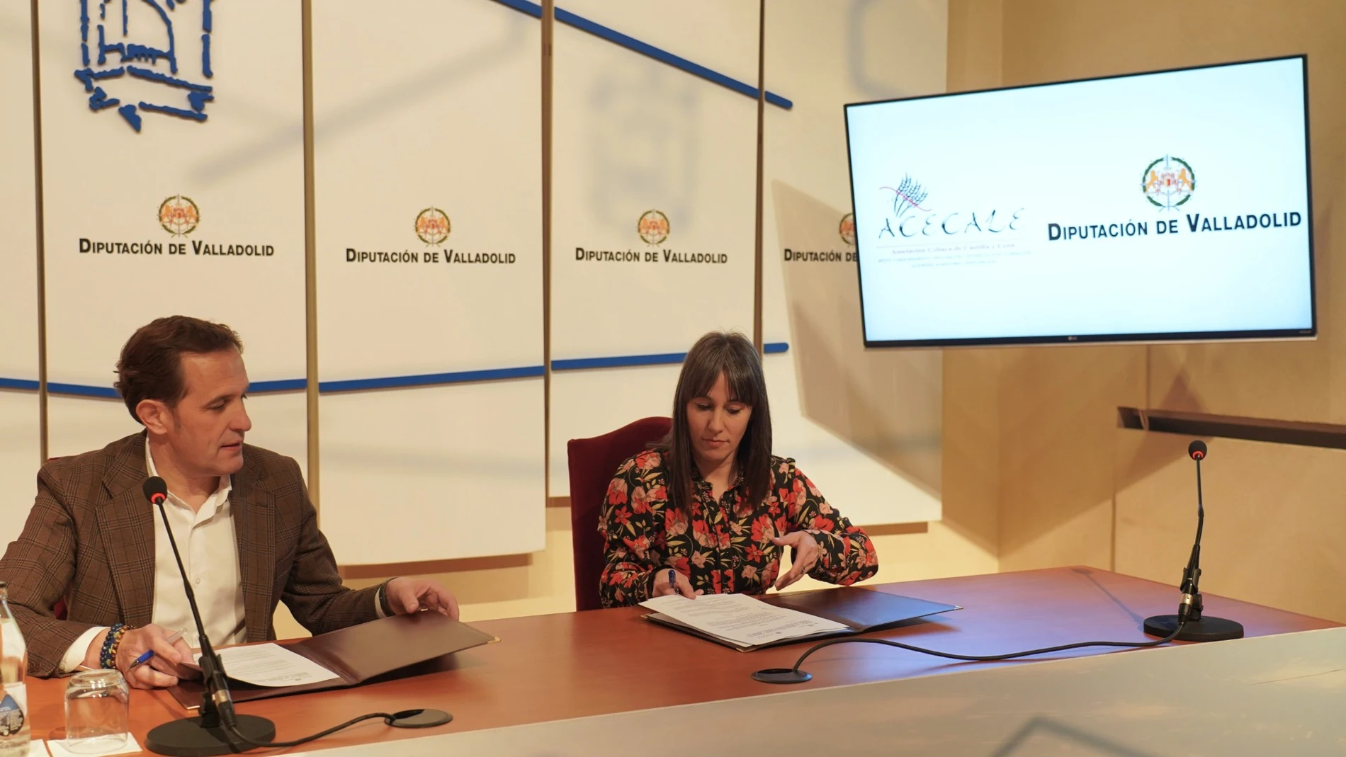 El presidente de la Diputación de Valladolid, Conrado Íscar, y la de la Asociación Celiaca de Castilla y León (Acecale), Patricia García, suscriben el convenio de colaboración