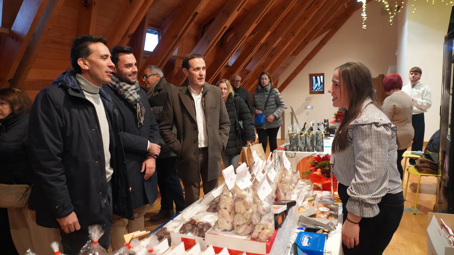 Íscar, Santana y Migallón visitan el IV Mercado de Navidad y II Salón de Vinos Alimentos Valladolid