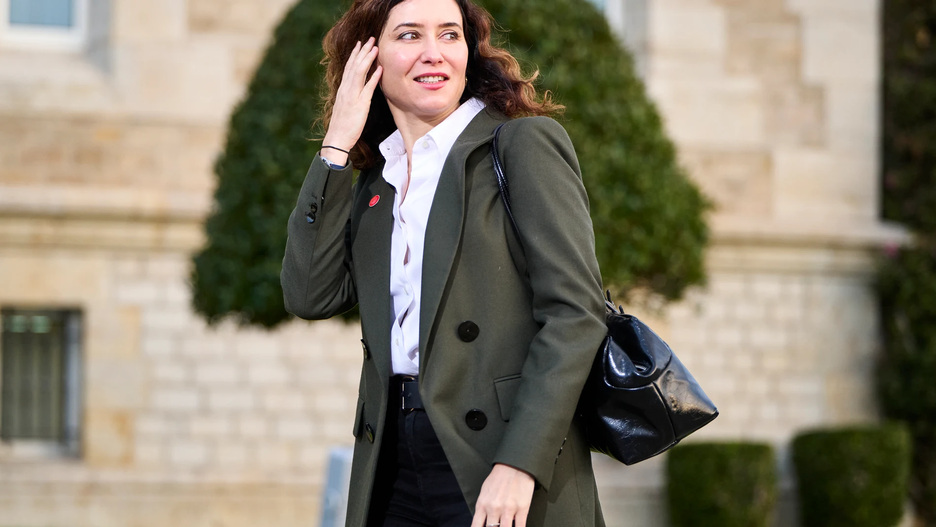 La presidenta de la Comunidad de Madrid, Isabel Díaz Ayuso, a su llegada a la XXVII Conferencia de Presidentes, en el Palacio de la Magdalena, a 13 de diciembre de 2024, en Santander, Cantabria (España). La conferencia se celebra tras más de dos años sin convocarse, en una cita en la que el foco está puesto en la financiación autonómica en Cataluña, aunque el orden del día también incluye vivienda, migración y sanidad. 13 DICIEMBRE 2024;CONFERENCIA;PRESIDENTES;CCAA;COMUNIDADES AUTÓNOMAS C. ...