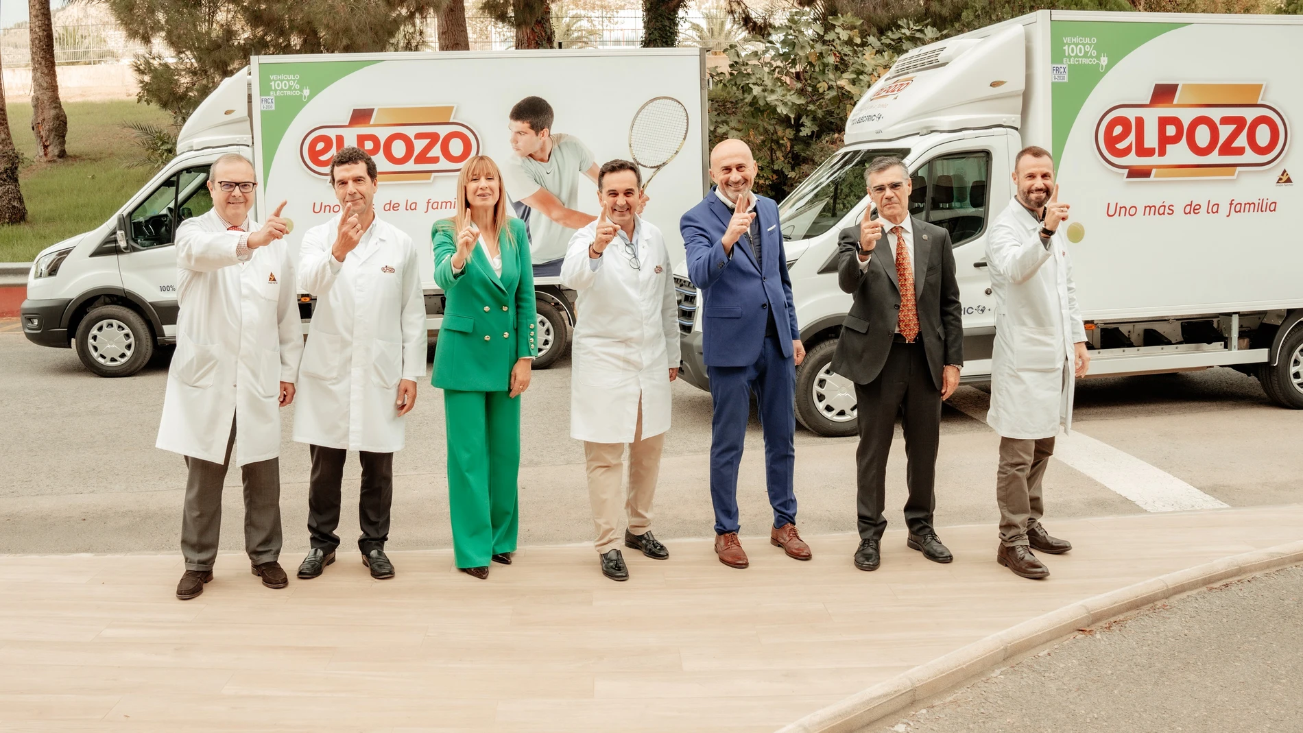 De izq. a dcha.: El director de Comunicación de El Pozo Alimentación, José Ángel Cerón, el director de Logística de El Pozo Alimentación, Rafael Simón, la consejera delegada de Disfrimur, Isabel Sánchez, el director general de ElPozo Alimentación, Rafael Fuertes, el director general de Disfrimur, Juan Sánchez, el director general de DFM Rent a Car, Damián Martínez, Juan Carlos Cambronero, supervisor de logística de El Pozo Alimentación