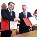 Suárez-Quiñones y Borja Suárez tras firmar el acuerdo para transformar el antiguo seminario de Oña en un albergue juvenil