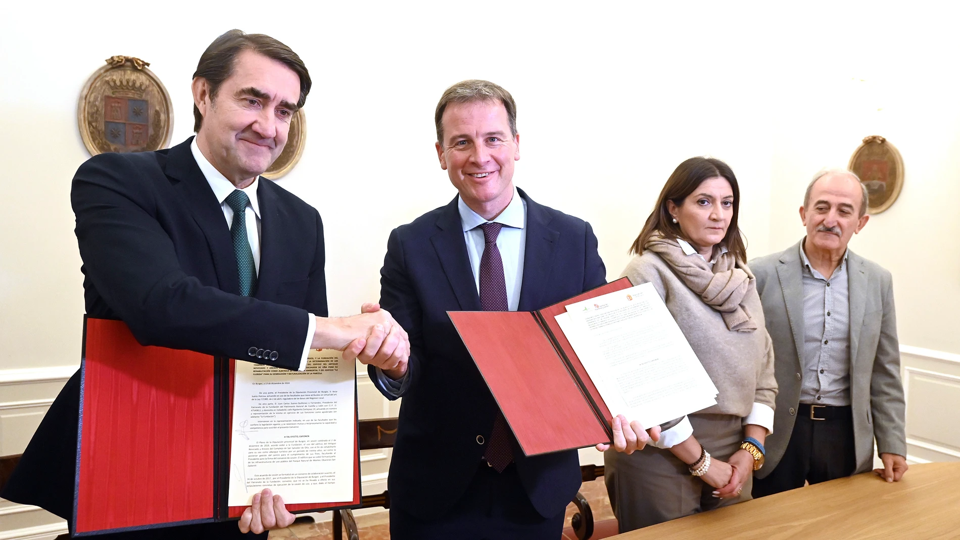 Suárez-Quiñones y Borja Suárez tras firmar el acuerdo para transformar el antiguo seminario de Oña en un albergue juvenil