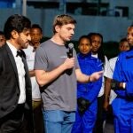 Max Verstappen, en Ruanda cumpliendo servicios sociales