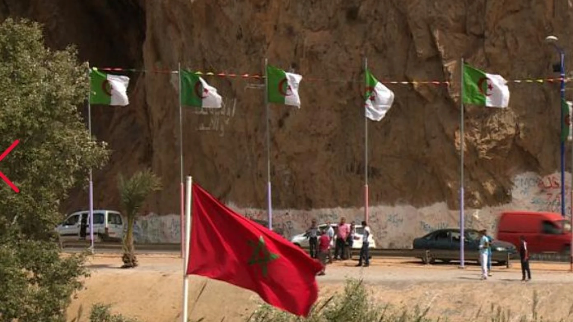 Momento de la entrega del cuerpo en la frontera entre Marruecos y Argelia