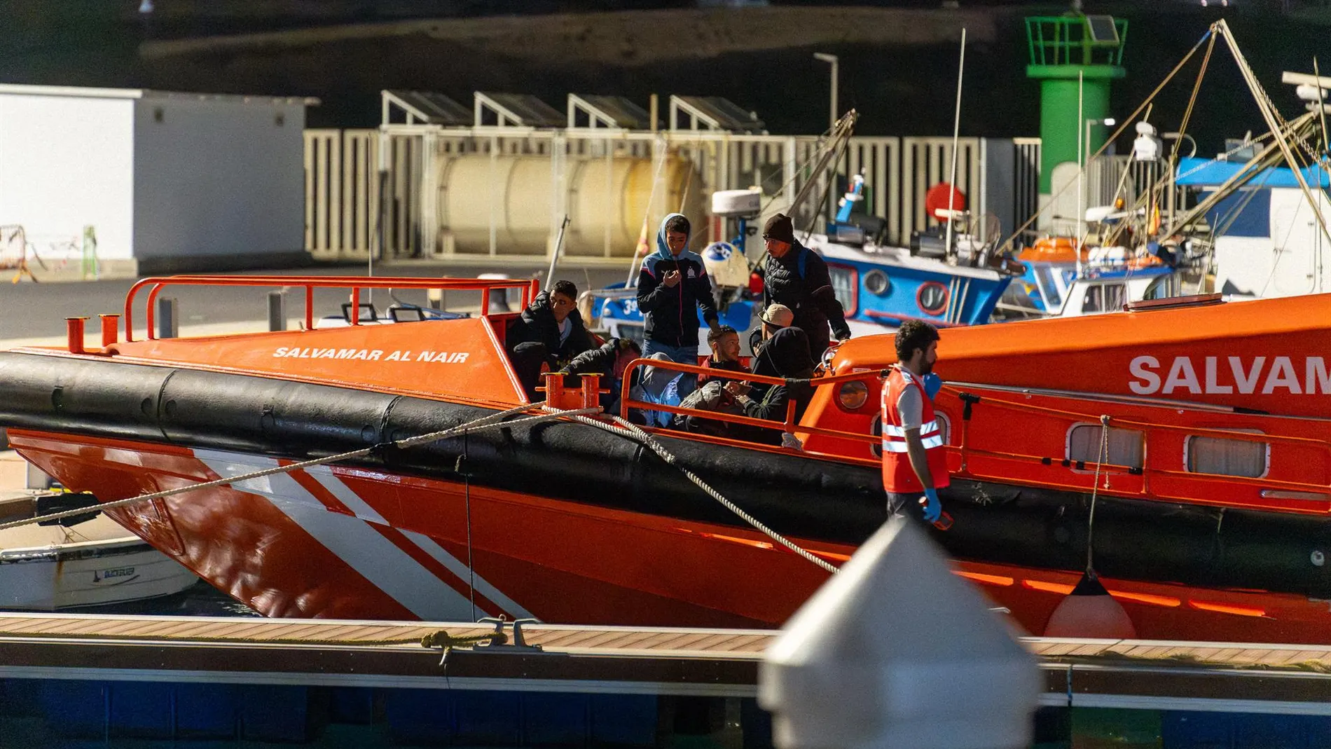Localizan dos pateras con 125 personas en aguas próximas a Canarias
