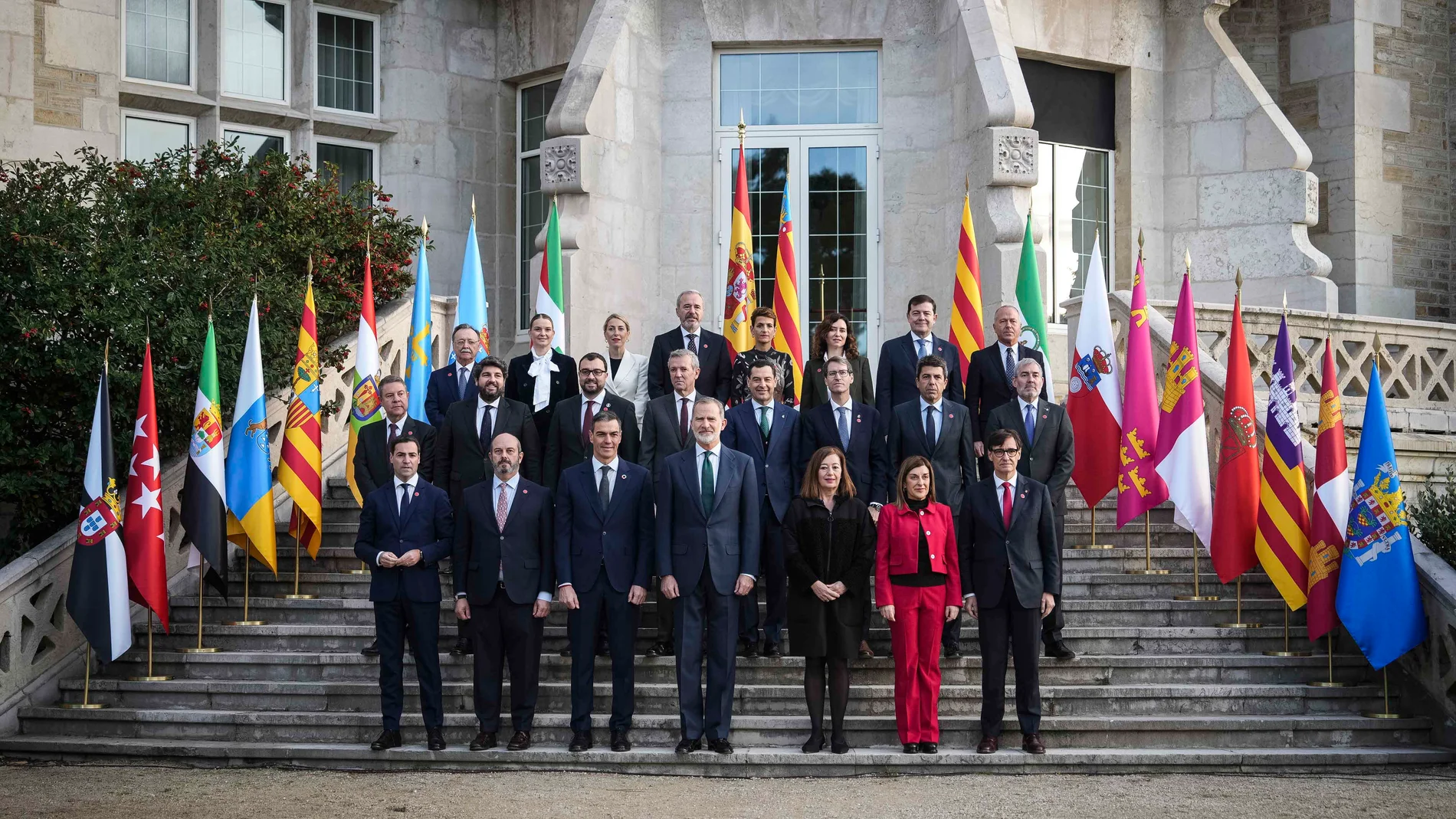 SEV02. SANTANDER, 13/12/2024.-El rey Felipe junto a los presidentes de las diferentes autonomías durante la XXVII Conferencia de Presidentes que ha concluido sin acuerdos concretos tras cinco horas de intervenciones por parte del jefe del Ejecutivo, Pedro Sánchez, y de los presidentes autonómicos en torno a la vivienda, la inmigración, la sanidad y la financiación autonómica, este viernes en el Palacio de la Magdalena de Santander. EFE/Junta de Andalucía//SOLO USO EDITORIAL/SOLO DISPONIBLE PA...
