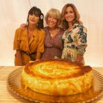 Cristina Orta, Pilar Molina y Marta Orta posan junto al producto estrella de su negocio: la tarta de queso