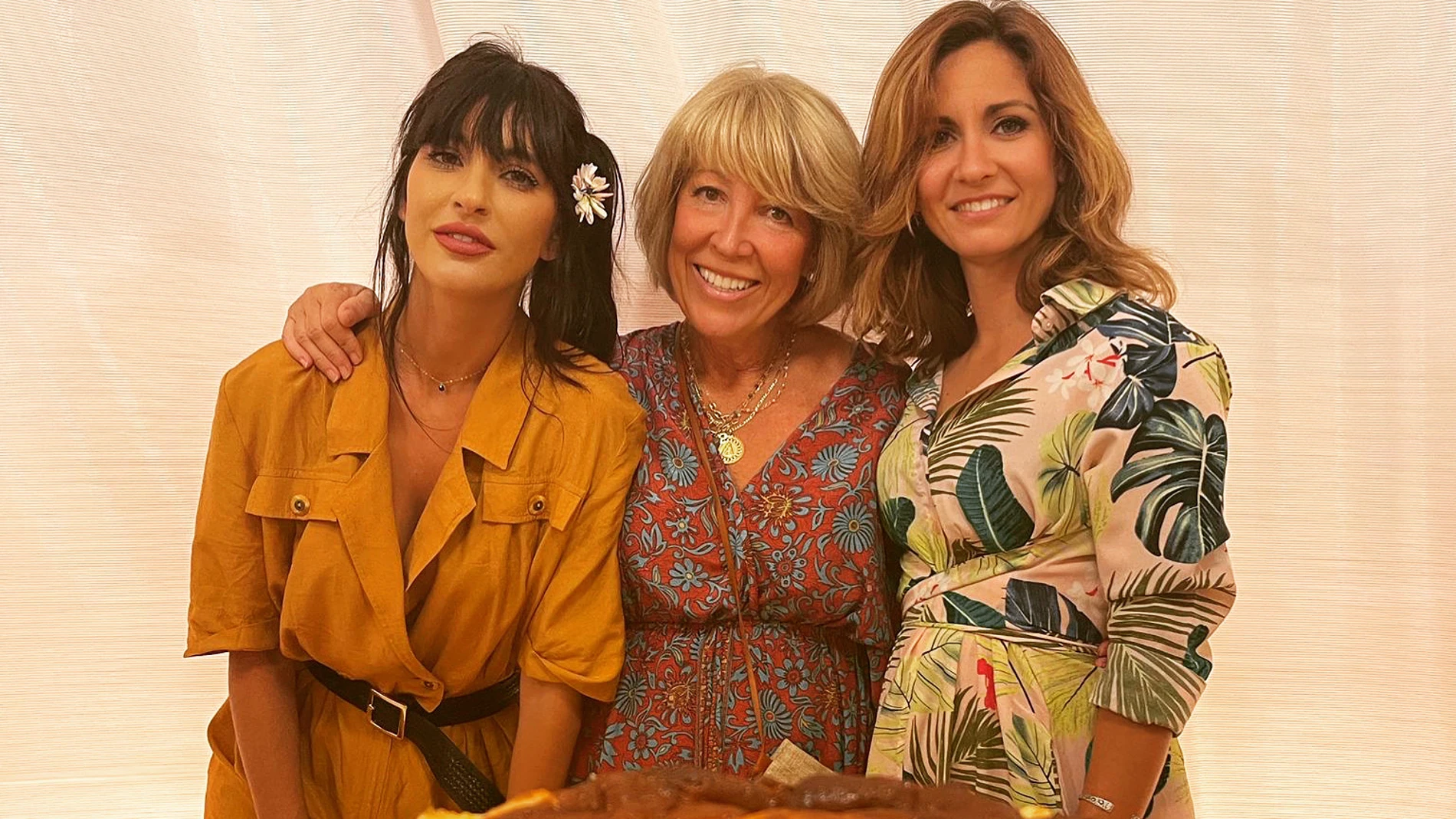 Cristina Orta, Pilar Molina y Marta Orta posan junto al producto estrella de su negocio: la tarta de queso