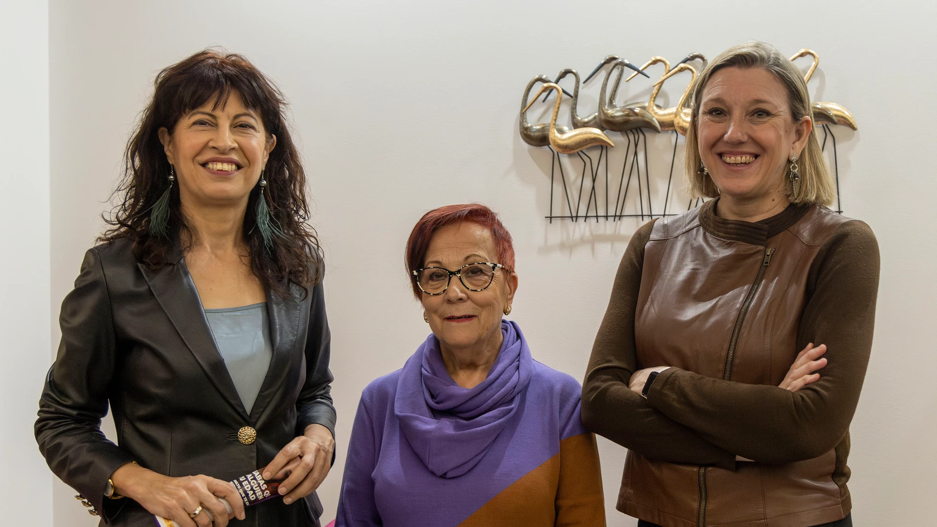 La ministra de Igualdad, Ana Redondo, y la vicepresidenta de la Junta de Castilla y León y consejera de Familia e Igualdad de Oportunidades, Isabel Blanco, visitan las instalaciones del Centro de Atención a Víctimas de Agresiones Sexuales ''Atiendo'' de Salamanca. En la imagen junto a la presidenta de la asociación de ayuda a la mujer Plaza Mayor, Ascensión Iglesias