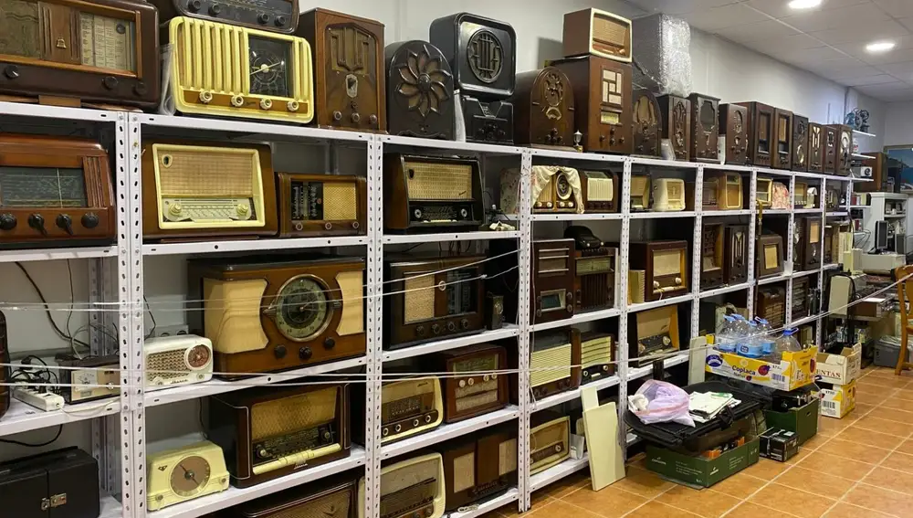 Vicente Tarazona es un vecino de Paiporta de 82 años que, desde bien joven, aprendió a montar radios en su casa