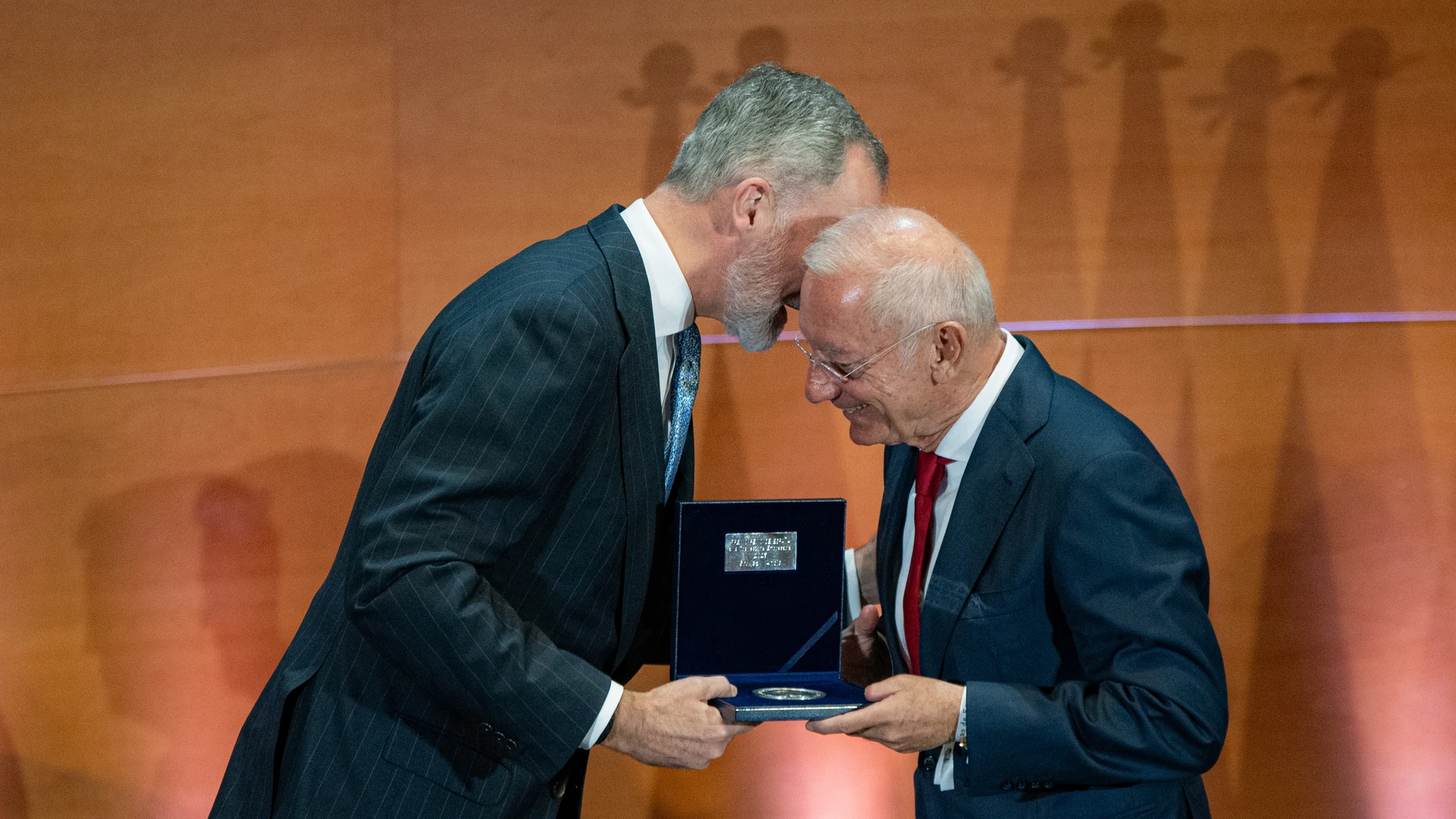 (Foto de ARCHIVO)El Rey Felipe VI (i) entrega el VIII Premio Reino de España a la Trayectoria Empresarial (Iese) al presidente y fundador de Mango, Isak Andic (d), en el IESE Business School Barcelona Campus Norte, a 18 de marzo de 2024, en Barcelona, Catalunya (España). El Rey Felipe VI ha entregado la octava edición del Premio Reino de España a la Trayectoria Empresarial a Isak Andic, cofundador y presidente de Mango, que ha logrado, tras casi cuatro décadas, convertir Mango en una de las...