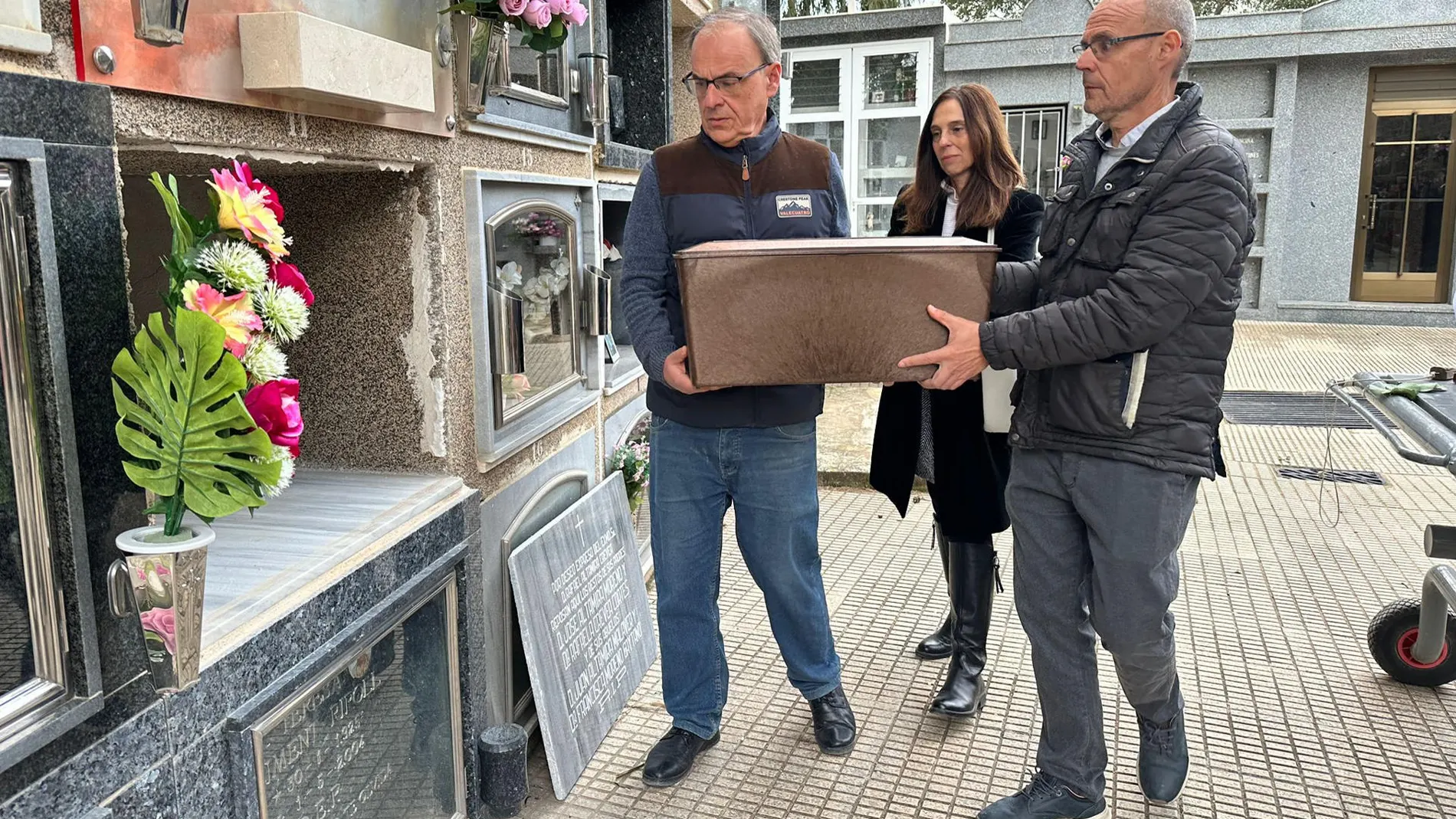Tres de los bisnietos del escritor y humanista depositan uno de los féretros de Rafael Altamira y su esposa en el nicho familiar de Rafael Altamira