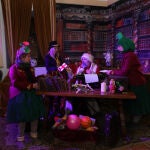 Vaelo-Asociación para el Desarrollo Rural instala La Villa de la Navidad en Paredes de Nava (Palencia), un recorrido por los distintos momentos previos a la Nochebuena; Papa Noel y sus ayudantes clasifican las cartas y preparan los regalos