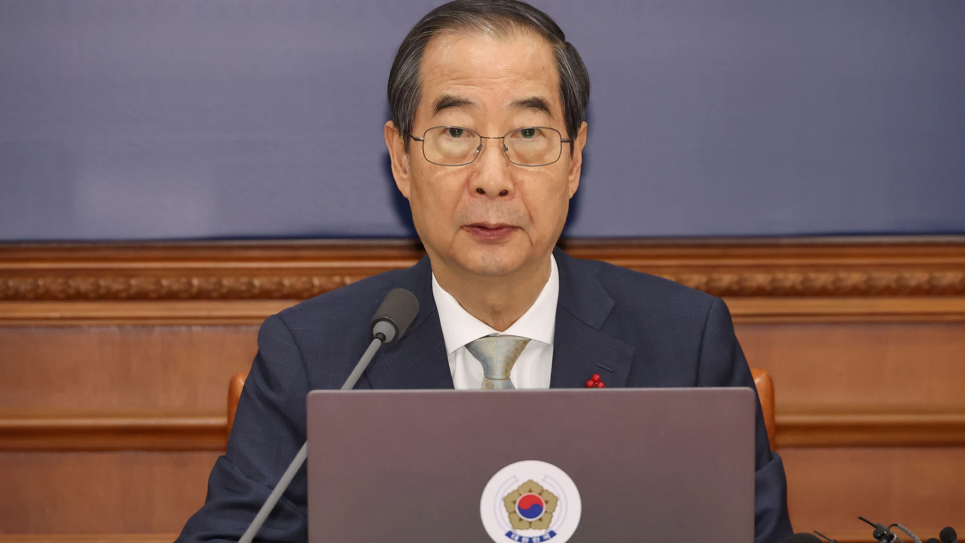 Seoul (Korea, Republic Of), 14/12/2024.- South Korean Prime Minister Han Duck-soo, serving as the acting president following the passage of an impeachment motion against President Yoon Suk Yeol at the National Assembly, convenes a Cabinet meeting in Seoul, South Korea, 14 December 2024. South Korean parliament passed the impeachment motion with a vote of 204-85, including three abstentions and eight invalid ballots. (Corea del Sur, Seúl) EFE/EPA/YONHAP SOUTH KOREA OUT