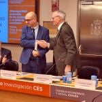 Antón Costas entrega el premio a Alberto Vaquero