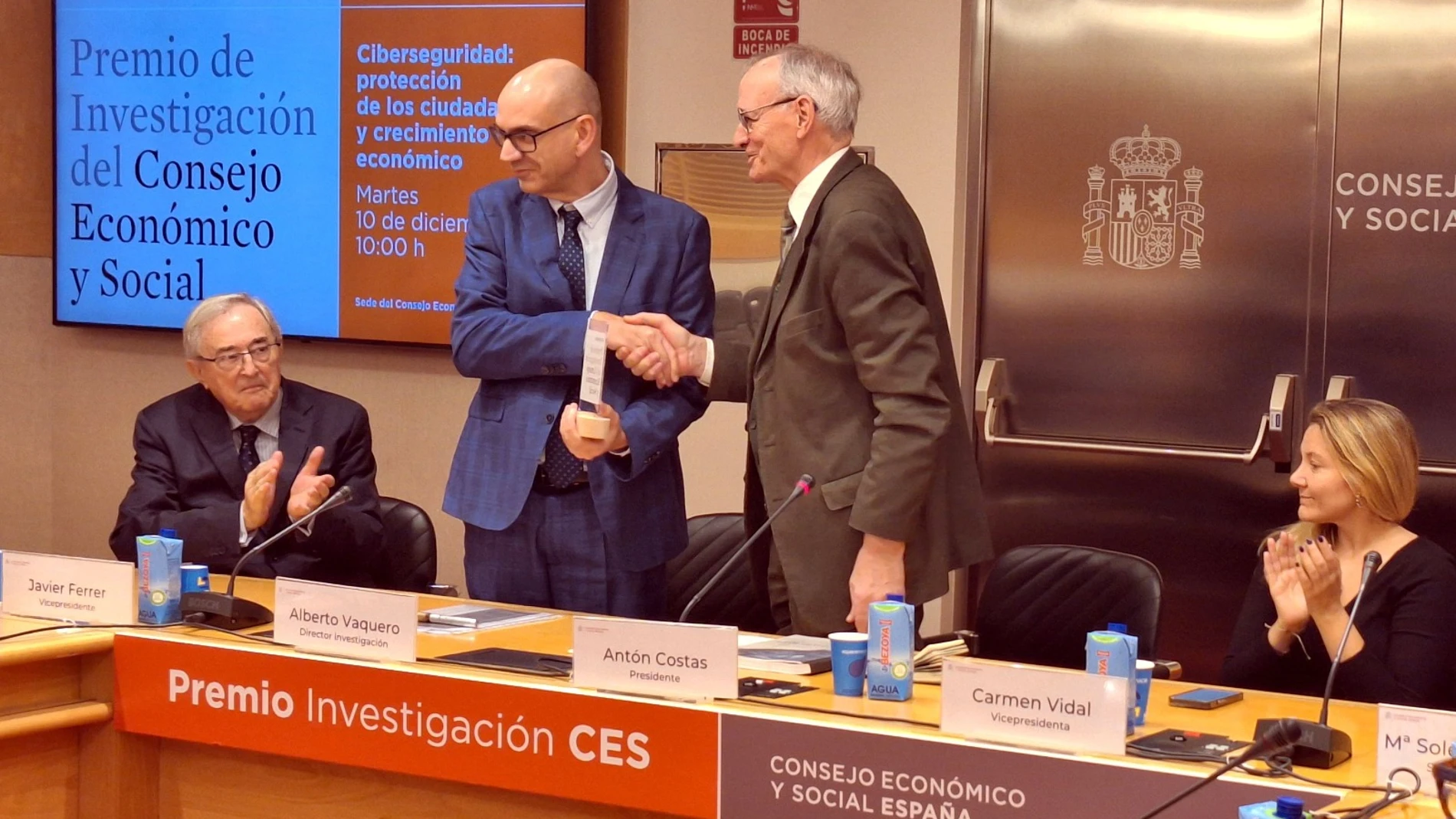 Antón Costas entrega el premio a Alberto Vaquero