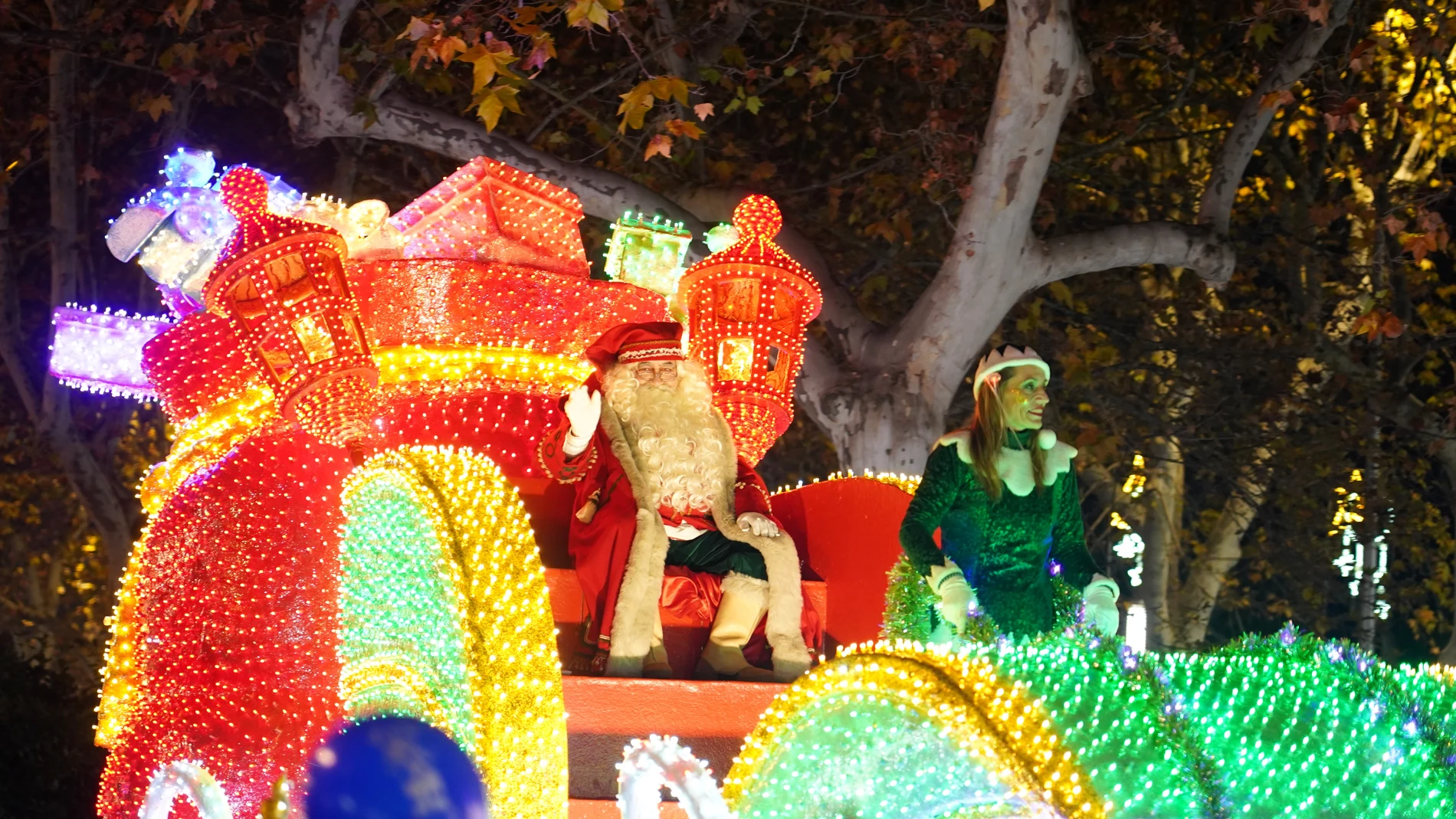 Papá Noel llega a Valladolid con su especial y colorida cabalgata, acompañado de sus renos y de todos sus ayudantes para repartir regalos e ilusión