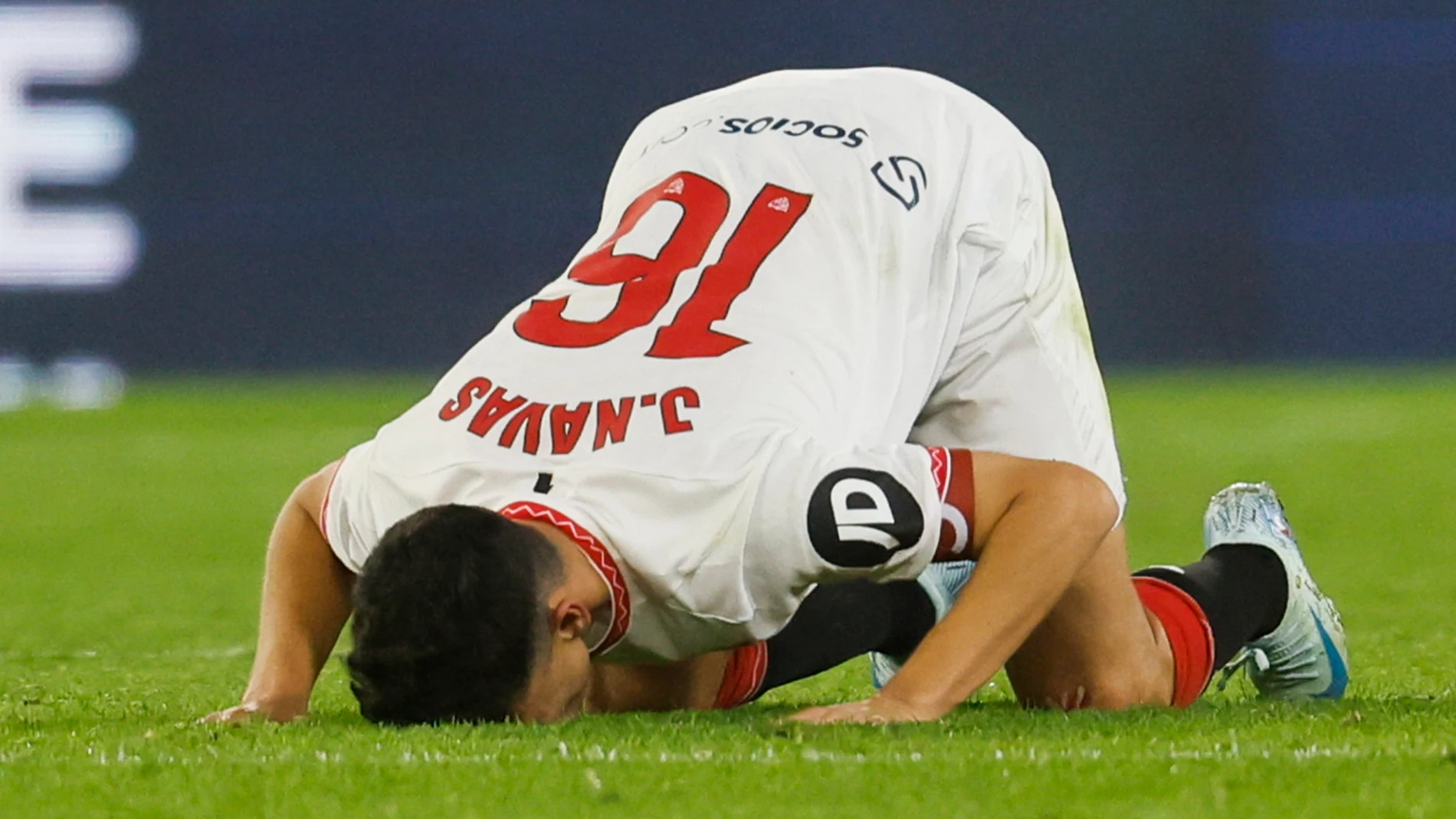 Sevilla, 14/12/2024.- Jesús Navas besa el césped al abandonar el terreno de juego tras el cambio durante el encuentro correspondiente a la jornada 17 de Laliga EA Sports que disputan hoy sábado Sevilla y Celta en el estadio Sánchez-Pizjuán de Sevilla. EFE/José Manuel Vidal.
