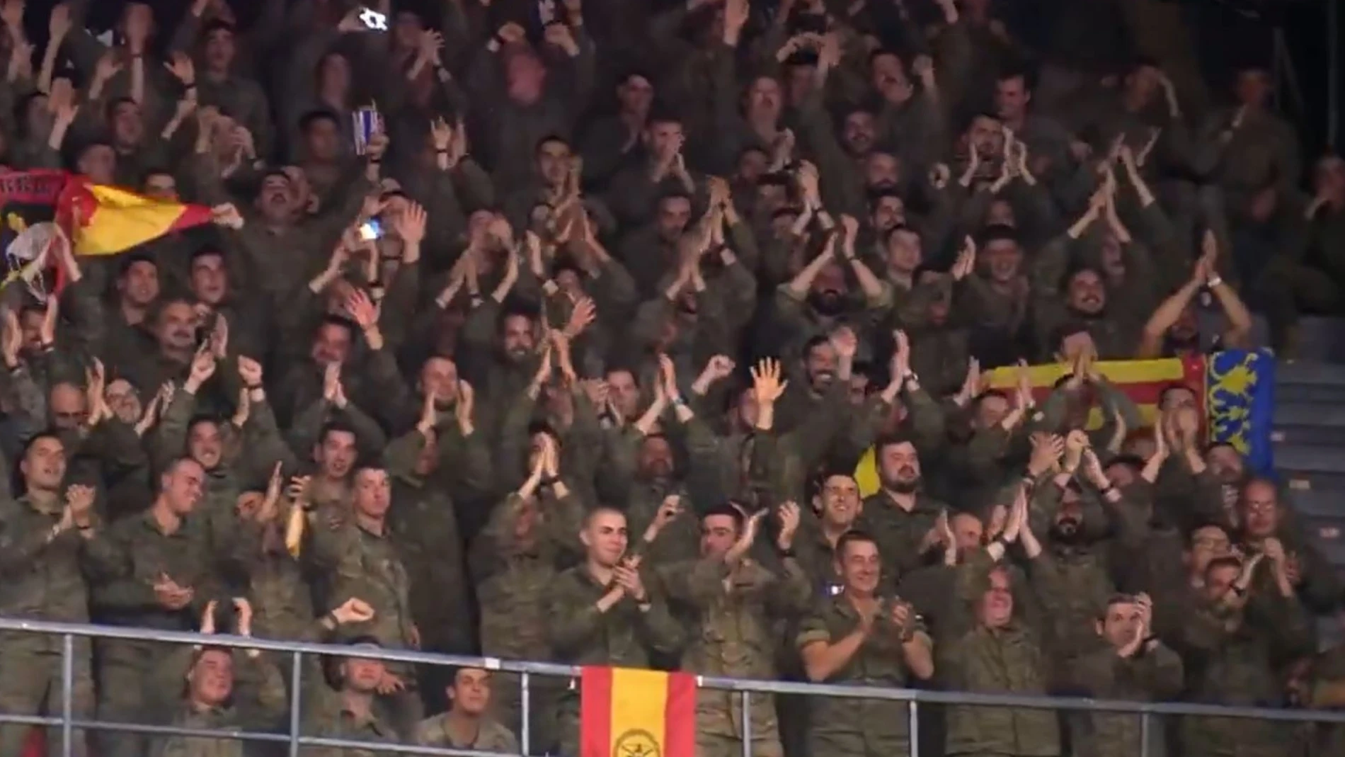 Decenas de miembros del Ejército de Tierra asisten al partido entre el Valencia Basket y Laguna Tenerife en Valencia