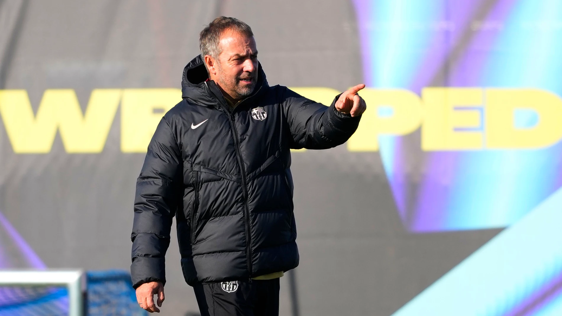 BARCELONA, 14/12/2024.- El entrenador del FC Barcelona Hansi Flick durante el entrenamiento realizado este sábado en la Ciudad Deportiva Joan Gamper para preparar el partido de Liga que disputa mañana ante el Leganés. EFE/Alejandro García