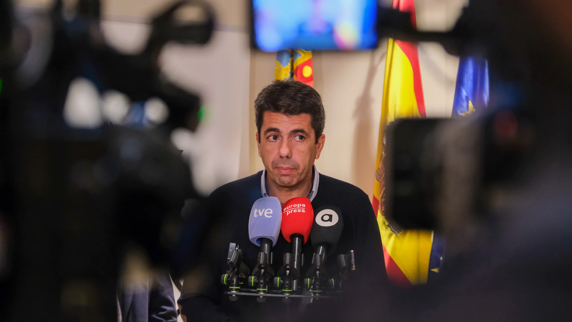 ALICANTE, 14/12/2024.- El presidente de la Comunidad Valenciana, Carlos Mazón, realiza declaraciones en La Casa de las Brujas de Alicante tras una reunión con representantes de cofradías de pescadores. EFE/Pablo Miranzo