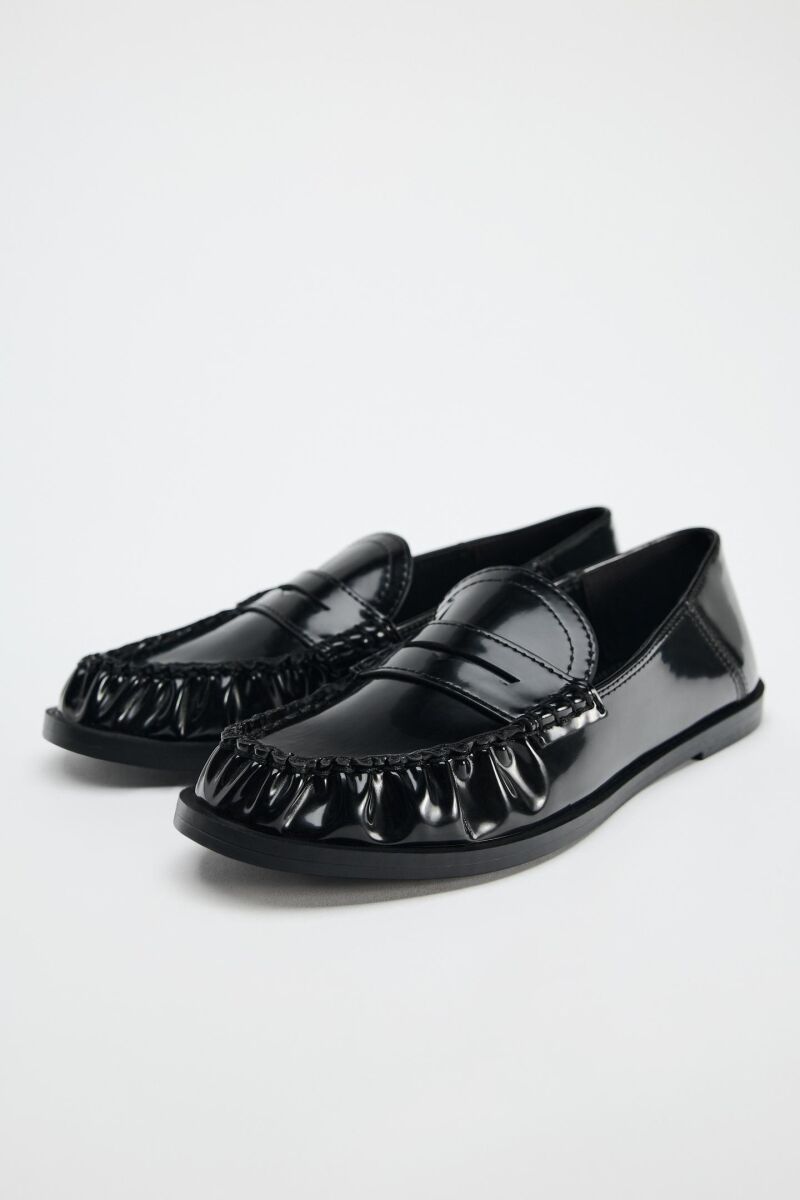Mocasín en negro.
