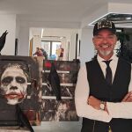 El artista valenciano junto a uno de sus retratos de «El Joker» 