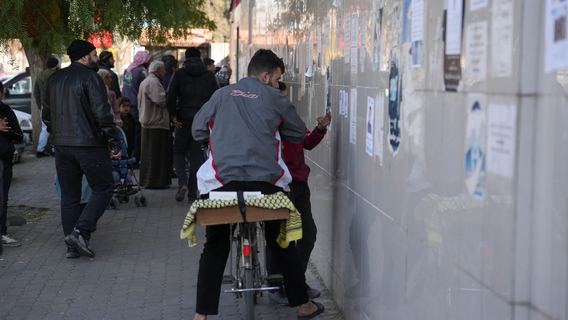 DAMASCO (SIRIA), 14/12/2024.- Las familias de los desaparecidos en la Siria de Bachar al Asad -decenas de miles según diversos organismos internacionales- pueden por fin llorar y lamentarse por sus seres queridos, una desoladora tarea impulsada por la esperanza de poder poner cierre a una incertidumbre que, de ser expresada en público hace apenas siete días, era también sinónimo de cárcel y represión. EFE/ Yayha Nemar