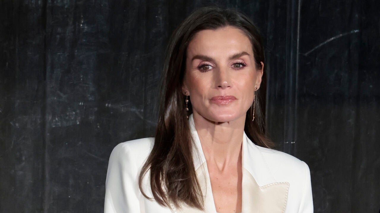 Radiografía de los looks de Mango que ha llevado la Reina Letizia:  defensora de la marca española y amiga de Isak Andic