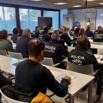 Los directores generales de Función Pública y Diálogo Social, Micaela Martínez, y de Administración Local, Francisco Abril, exponen las líneas esenciales del Plan de Formación de Policías Locales para 2025.